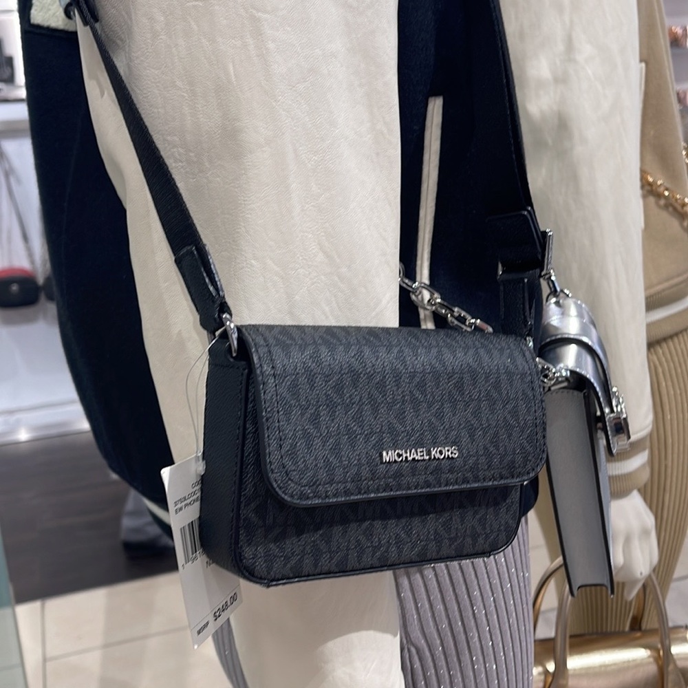 MICHAEL KORS
COOPER EW Phone XBody 
Black 
NWT - Picture 7 of 16